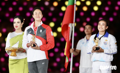 Kết thúc SEA Games 32 ấn tượng, hẹn gặp lại ở Thái Lan - Ảnh 6. Quah Ting Wen (trái) và Pal Chhor Raksmy tươi cười rạng rỡ khi nhận phần thưởng dành cho vận độn viên xuất sắc ở SEA Games 32 - Ảnh: N.K