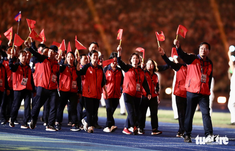 Kết thúc SEA Games 32 ấn tượng, hẹn gặp lại ở Thái Lan - Ảnh 10. Đoàn thể thao Việt Nam diễu hành trong ngày bế mạc - Ảnh: N.K