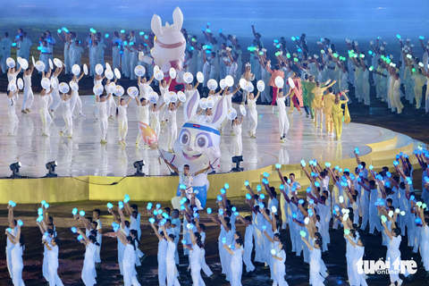 Kết thúc SEA Games 32 ấn tượng, hẹn gặp lại ở Thái Lan - Ảnh 11. Các nghệ sĩ Campuchia với tiết mục mở màn Lễ bế mạc - Ảnh: NAM TRẦN