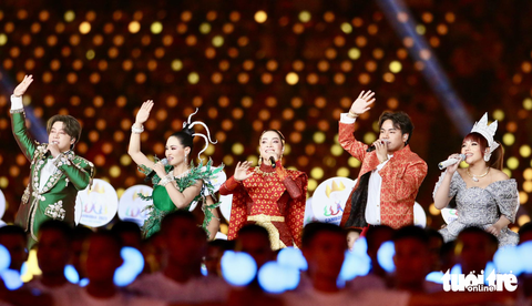 Kết thúc SEA Games 32 ấn tượng, hẹn gặp lại ở Thái Lan - Ảnh 13. Các nghệ sĩ Campuchia mở màn lễ bế mạc với tiết mục đặc sắc mang tên See you again - Ảnh: N.K