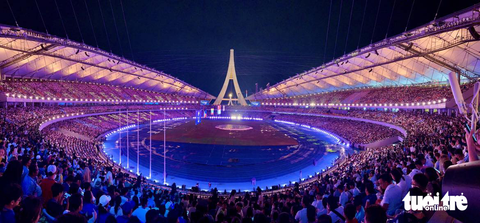 Trực tuyến lễ bế mạc SEA Games (19h): nhiều điều bất ngờ cho khán giả - Ảnh 2. Rất đông người hâm mộ có mặt trên khán đài chờ xem buổi lễ bế mạc SEA Games 32 - Ảnh: NAM TRẦN