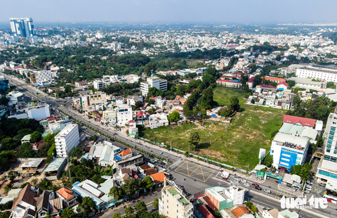 Cận cảnh các khu đất vàng trong vụ bán đấu giá gay cấn tại Bình Dương - Ảnh 4. Cụm trụ sở cũ của Thành ủy, UBND TP Thủ Dầu Một (bãi đất trống cỏ mọc xanh) nằm trên mặt tiền quốc lộ 13 đã được san phẳng để tạo quỹ đất bán đấu giá