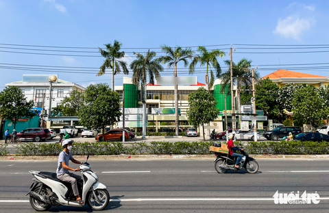Cận cảnh các khu đất vàng trong vụ bán đấu giá gay cấn tại Bình Dương - Ảnh 6. Trụ sở Sở Công Thương nằm ở mặt tiền quốc lộ 13 hiện đang được một ngân hàng thương mại thuê lại