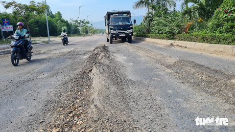 Đường ngàn tỉ xuống cấp nghiêm trọng sau 2 năm sử dụng - Ảnh 2. Đường ngàn tỉ xuống cấp nghiêm trọng sau 2 năm sử dụng - Ảnh 2.