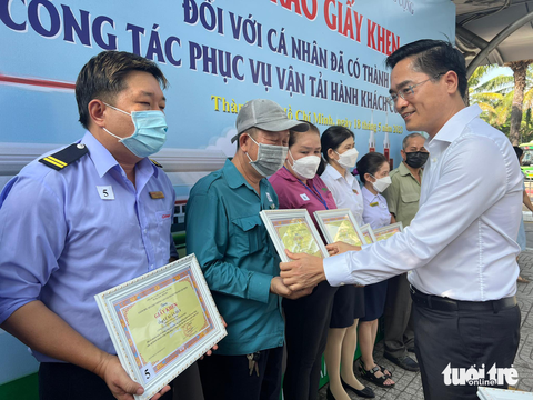 Có tài xế, tiếp viên xe buýt cả tuần không gặp con - Ảnh 2. Có tài xế, tiếp viên xe buýt cả tuần không gặp con - Ảnh 2.