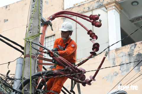Nhiều nơi TP.HCM bị cắt điện, hàng quán tạm nghỉ - Ảnh 1. Nhiều nơi TP.HCM bị cắt điện, hàng quán tạm nghỉ - Ảnh 1.