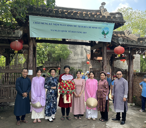 Bảo tàng kén khách tham quan... - Ảnh 1. Bảo tàng kén khách tham quan... - Ảnh 1.