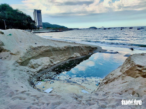 Ớn lạnh cống nước đen đọng rác chảy thẳng ra biển Nha Trang - Ảnh 3. Ớn lạnh cống nước đen đọng rác chảy thẳng ra biển Nha Trang - Ảnh 3.