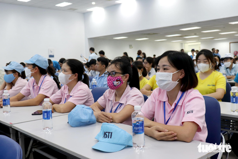 Chủ tịch Hà Nội hứa có lộ trình để công nhân lương 7 triệu mua được nhà ở xã hội - Ảnh 3. Chủ tịch Hà Nội hứa có lộ trình để công nhân lương 7 triệu mua được nhà ở xã hội - Ảnh 3.