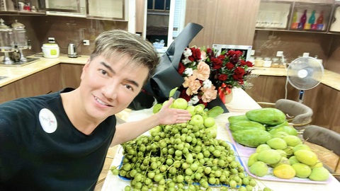 Đàm Vĩnh Hưng năn nỉ khán giả ngừng gửi quà thăm bệnh - Ảnh 3. Đàm Vĩnh Hưng năn nỉ khán giả ngừng gửi quà thăm bệnh - Ảnh 3.