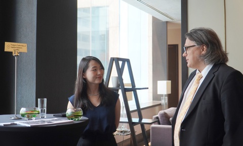 Đại diện một tổ chức giáo dục Phần Lan (phải) giới thiệu về cơ hội du học trong chuyến thăm Việt Nam tháng 4-2023 - Ảnh: H.N. Đại diện một tổ chức giáo dục Phần Lan (phải) giới thiệu về cơ hội du học trong chuyến thăm Việt Nam tháng 4-2023 - Ảnh: H.N.