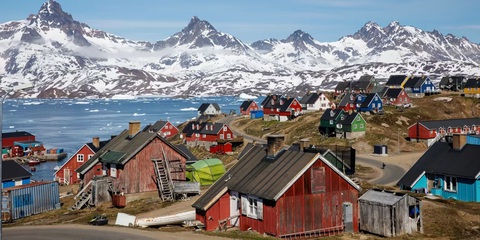Thị trấn Tasiilaq của Greenland - hòn đảo lớn nhất thế giới đang trở thành nơi hấp dẫn cả Mỹ và Trung Quốc với vị trí chiến lược vùng địa cực - Ảnh: Reuters Thị trấn Tasiilaq của Greenland - hòn đảo lớn nhất thế giới đang trở thành nơi hấp dẫn cả Mỹ và Trung Quốc với vị trí chiến lược vùng địa cực - Ảnh: Reuters