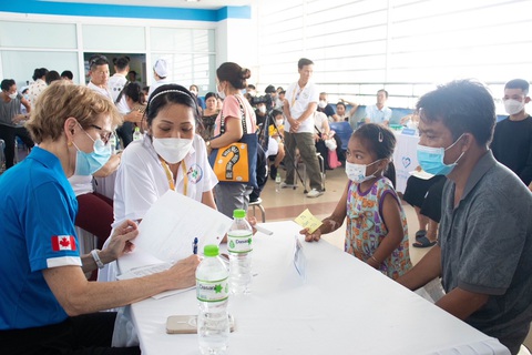 Project Outreach và Bệnh viện Tâm Trí Đà Nẵng mang lại hạnh phúc cho bệnh nhân bỏng - Ảnh 2. Những bệnh nhân này được bệnh viện phẫu thuật bỏng cùng sự hỗ trợ chuyên môn từ các thành viên bác sĩ đến từ Canada của tổ chức Project Outreach