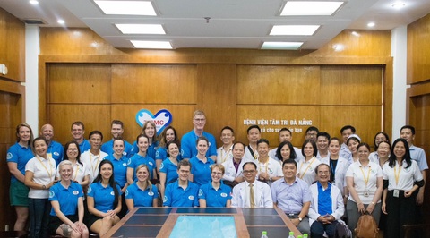 Project Outreach và Bệnh viện Tâm Trí Đà Nẵng mang lại hạnh phúc cho bệnh nhân bỏng - Ảnh 1. Thành viên tổ chức Project Outreach và y bác sĩ Bệnh viện Tâm Trí Đà Nẵng