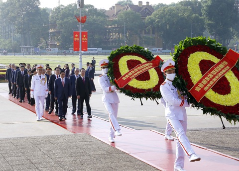 Lãnh đạo Đảng, Nhà nước vào lăng viếng Bác - Ảnh 1. Lãnh đạo Đảng, Nhà nước vào lăng viếng Bác - Ảnh 1.