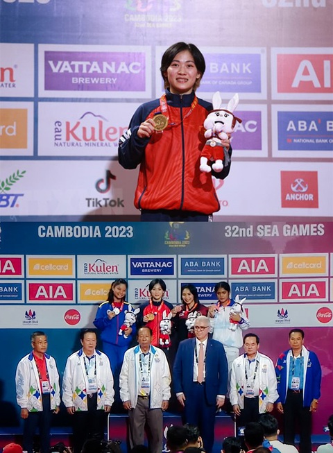 Sinh viên ĐH Duy Tân giành huy chương Vàng tại SEA Games 32 - Ảnh 1. Võ sĩ Lê Thị Nhi - sinh viên Đại học Duy Tân - với huy chương vàng tại SEA Games 32