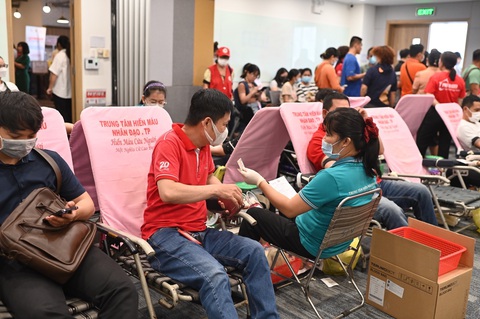 Prudential tổ chức 'Tuần lễ tri ân Pru Plaza', dời văn phòng sang quận 7 - Ảnh 1. Công đoàn Prudential Việt Nam phối hợp cùng UBND quận 8 và Hội Chữ thập đỏ quận 8 tổ chức đã góp được 214 đơn vị máu cho Hội Chữ thập đỏ.
