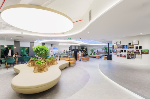 Prudential khai trương văn phòng mới tại quận 7 - Ảnh 1. Văn phòng mới có thiết kế thoáng đãng với nhiều không gian mở.