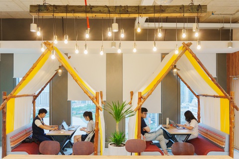 Prudential khai trương văn phòng mới tại quận 7 - Ảnh 5. Khu vực làm việc được thiết kế đa dạng với không gian mở, tạo cảm hứng làm việc cho nhân viên.