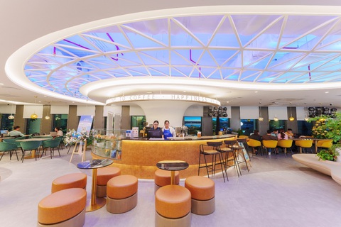 Prudential khai trương văn phòng mới tại quận 7 - Ảnh 6. Prudential bố trí khu vực café bistro ngay trong văn phòng để nhân viên vừa xả stress, vừa có thể thảo luận công việc.