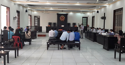 Bị phạt tù cho hưởng án treo vẫn giữ chức phó giám đốc ban, vì sao? - Ảnh 1. Bị phạt tù cho hưởng án treo vẫn giữ chức phó giám đốc ban, vì sao? - Ảnh 1.