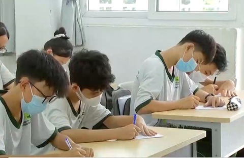 Xử phạt trường nhầm lịch làm 10.000 học sinh phải kiểm tra lại - Ảnh 1. Xử phạt trường nhầm lịch làm 10.000 học sinh phải kiểm tra lại - Ảnh 1.