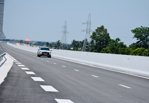 Chính thức thông xe cao tốc Nha Trang - Cam Lâm, vẫn còn xe máy chạy ngược chiều trên cao tốc - Ảnh 2. Những chiếc xe đầu tiên chạy trên cao tốc Nha Trang - Cam Lâm - Ảnh: MINH CHIẾN