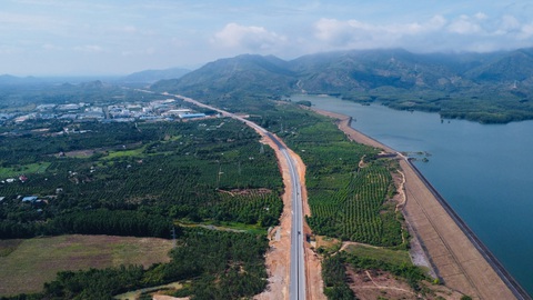 Chính thức thông xe cao tốc Nha Trang - Cam Lâm, vẫn còn xe máy chạy ngược chiều trên cao tốc - Ảnh 5. Tuyến cao tốc Nha Trang - Cam Lâm kỳ vọng sẽ phát triển kinh tế, du lịch vùng - Ảnh: THỤC NGHI