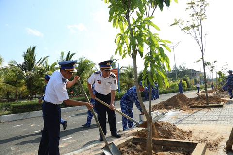 Vùng Cảnh sát biển 4 trồng cây ăn quả trên biển đảo Tây Nam nhớ ơn Bác Hồ - Ảnh 1. Vùng Cảnh sát biển 4 trồng cây ăn quả trên biển đảo Tây Nam nhớ ơn Bác Hồ - Ảnh 1.