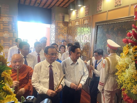 Đoàn đại biểu TP.HCM dâng hương tưởng niệm Chủ tịch Hồ Chí Minh và Chủ tịch Tôn Đức Thắng - Ảnh 2. Đoàn đại biểu TP.HCM dâng hương tưởng niệm Chủ tịch Hồ Chí Minh và Chủ tịch Tôn Đức Thắng - Ảnh 2.
