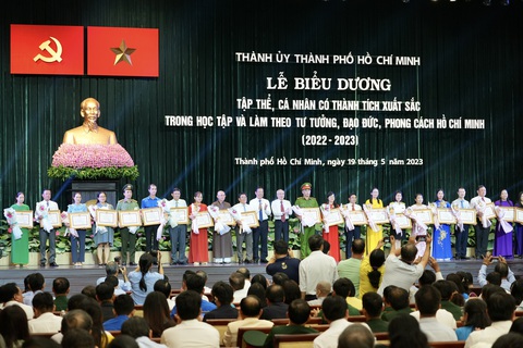 Bí thư Nguyễn Văn Nên: Còn nhiều bông hoa đang lặng lẽ tỏa hương, mang mật ngọt cho đời - Ảnh 3. Bí thư Nguyễn Văn Nên: Còn nhiều bông hoa đang lặng lẽ tỏa hương, mang mật ngọt cho đời - Ảnh 3.