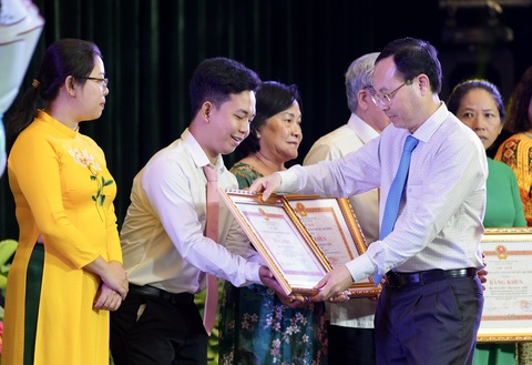 Bí thư Nguyễn Văn Nên: Còn nhiều bông hoa đang lặng lẽ tỏa hương, mang mật ngọt cho đời - Ảnh 4. Bí thư Nguyễn Văn Nên: Còn nhiều bông hoa đang lặng lẽ tỏa hương, mang mật ngọt cho đời - Ảnh 4.