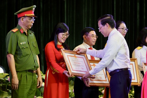 Bí thư Nguyễn Văn Nên: Còn nhiều bông hoa đang lặng lẽ tỏa hương, mang mật ngọt cho đời - Ảnh 2. Bí thư Nguyễn Văn Nên: Còn nhiều bông hoa đang lặng lẽ tỏa hương, mang mật ngọt cho đời - Ảnh 2.