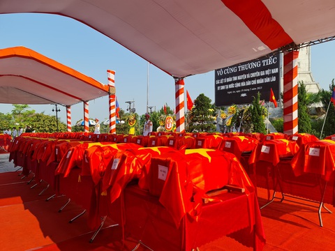 An táng 96 hài cốt liệt sĩ Việt Nam hy sinh tại Lào - Ảnh 1. An táng 96 hài cốt liệt sĩ Việt Nam hy sinh tại Lào - Ảnh 1.