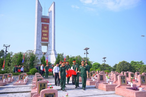 An táng 96 hài cốt liệt sĩ Việt Nam hy sinh tại Lào - Ảnh 3. An táng 96 hài cốt liệt sĩ Việt Nam hy sinh tại Lào - Ảnh 3.