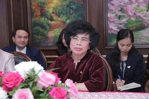 Mong muốn các doanh nghiệp Việt Nam đóng góp tiếng nói chung với WTO để đưa sản phẩm Việt ra thế giới, bà Thái Hương đã có sáng kiến mời các nữ doanh nhân Việt Nam tham dự cuộc gặp Mong muốn các doanh nghiệp Việt Nam đóng góp tiếng nói chung với WTO để đưa sản phẩm Việt ra thế giới, bà Thái Hương đã có sáng kiến mời các nữ doanh nhân Việt Nam tham dự cuộc gặp