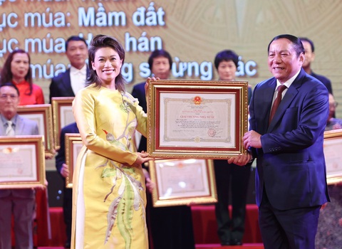 Chủ tịch nước Võ Văn Thưởng: Nhân dân rất cần sự dấn thân và lòng dũng cảm của văn nghệ sĩ - Ảnh 3. Bộ trưởng Bộ Văn hóa, Thể thao và Du lịch Nguyễn Văn Hùng trao giải thưởng Nhà nước cho NSƯT Trần Ly Ly - quyền cục trưởng Cục Nghệ thuật Biểu diễn - Ảnh: NGUYỄN KHÁNH