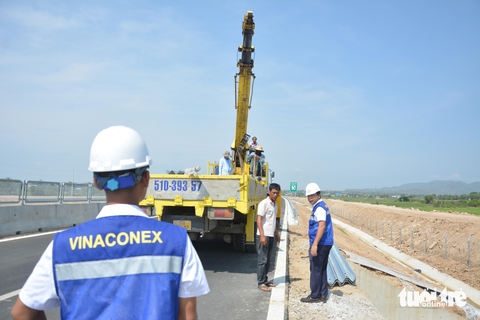 Chính thức thông xe, cao tốc Vĩnh Hảo - Phan Thiết vẫn ngổn ngang - Ảnh 2. Chính thức thông xe, cao tốc Vĩnh Hảo - Phan Thiết vẫn ngổn ngang - Ảnh 2.