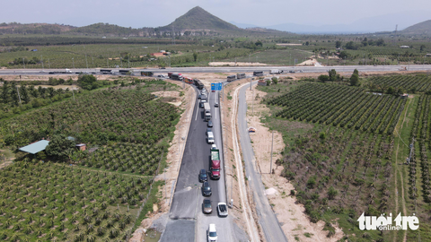 Chính thức thông xe, cao tốc Vĩnh Hảo - Phan Thiết vẫn ngổn ngang - Ảnh 4. Chính thức thông xe, cao tốc Vĩnh Hảo - Phan Thiết vẫn ngổn ngang - Ảnh 4.