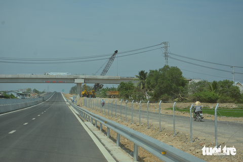 Chính thức thông xe, cao tốc Vĩnh Hảo - Phan Thiết vẫn ngổn ngang - Ảnh 7. Chính thức thông xe, cao tốc Vĩnh Hảo - Phan Thiết vẫn ngổn ngang - Ảnh 7.