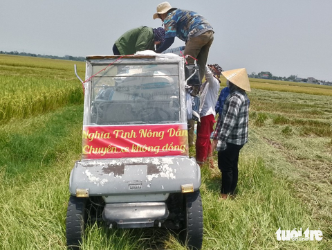 Những chuyến xe miễn phí chở lúa từ ruộng về nhà dân giữa ngày nóng đổ lửa - Ảnh 1. Những chuyến xe miễn phí chở lúa từ ruộng về nhà dân giữa ngày nóng đổ lửa - Ảnh 1.