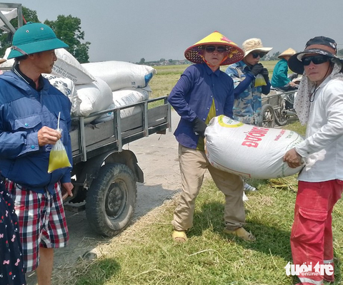 Những chuyến xe miễn phí chở lúa từ ruộng về nhà dân giữa ngày nóng đổ lửa - Ảnh 3. Những chuyến xe miễn phí chở lúa từ ruộng về nhà dân giữa ngày nóng đổ lửa - Ảnh 3.