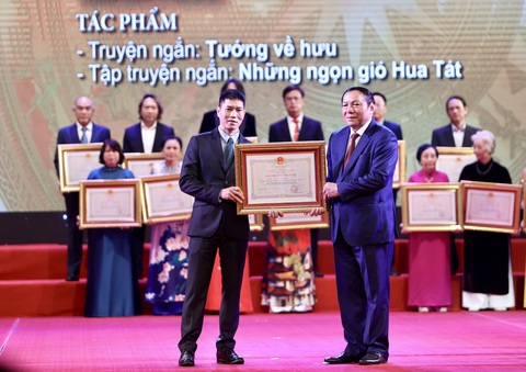 Họa sĩ Nguyễn Phan Bách - trưởng nam của nhà văn Nguyễn Huy Thiệp - nhận Giải thưởng Nhà nước được trao cho bố mình - Ảnh:NGUYỄN KHÁNH Họa sĩ Nguyễn Phan Bách - trưởng nam của nhà văn Nguyễn Huy Thiệp - nhận Giải thưởng Nhà nước được trao cho bố mình - Ảnh: NGUYỄN KHÁNH