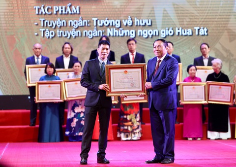 Chủ tịch nước Võ Văn Thưởng: Nhân dân rất cần sự dấn thân và lòng dũng cảm của văn nghệ sĩ - Ảnh 5. Họa sĩ Nguyễn Phan Bách (trái) - trưởng nam của nhà văn Nguyễn Huy Thiệp - nhận Giải thưởng Nhà nước được trao cho bố mình - Ảnh: NGUYỄN KHÁNH