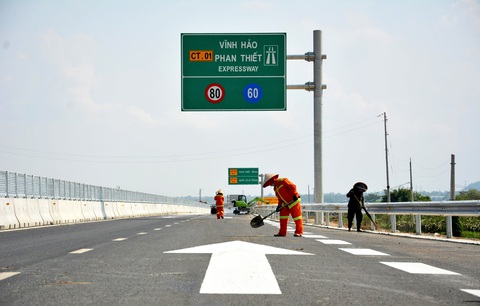 Công nhân dọn vệ sinh tuyến chính cao tốc Vĩnh Hảo - Phan Thiết vào chiều 18-5 trước khi đưa vào khai thác từ 19-5 - Ảnh: Đ.TRONG Công nhân dọn vệ sinh tuyến chính cao tốc Vĩnh Hảo - Phan Thiết vào chiều 18-5 trước khi đưa vào khai thác từ 19-5 - Ảnh: Đ.TRONG