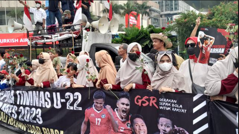 U22 Indonesia diễu hành mừng HCV SEA Games 32 - Ảnh 4. U22 Indonesia diễu hành mừng HCV SEA Games 32 - Ảnh 4.
