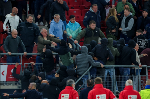 Sao West Ham nổi điên khi người nhà bị CĐV AZ Alkmaar tấn công - Ảnh 1. Sao West Ham nổi điên khi người nhà bị CĐV AZ Alkmaar tấn công - Ảnh 1.