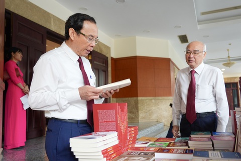 Bí thư Nguyễn Văn Nên: Còn nhiều bông hoa đang lặng lẽ tỏa hương, mang mật ngọt cho đời - Ảnh 1. Bí thư Nguyễn Văn Nên: Còn nhiều bông hoa đang lặng lẽ tỏa hương, mang mật ngọt cho đời - Ảnh 1.