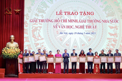 Chủ tịch nước Võ Văn Thưởng trao giải cho các tác giả và đại diện các tác giả nhận Giải thưởng Hồ Chí Minh - Ảnh: NGUYỄN KHÁNH Các tác giả và đại diện các tác giả nhận Giải thưởng Hồ Chí Minh - Ảnh: NGUYỄN KHÁNH