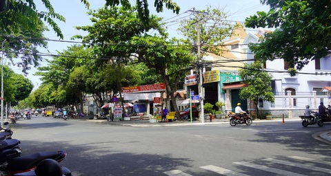 Hàng chục hộ chiếm dụng vỉa hè suốt 20 năm, chính quyền quyết thu hồi, không đền bù - Ảnh 1. Hàng chục hộ chiếm dụng vỉa hè suốt 20 năm, chính quyền quyết thu hồi, không đền bù - Ảnh 1.